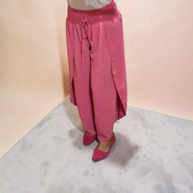 Oldalt felhasított pink színű nadrág