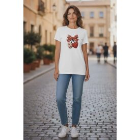   Nagyobb méretű, fehér színű póló, szívecske mintával