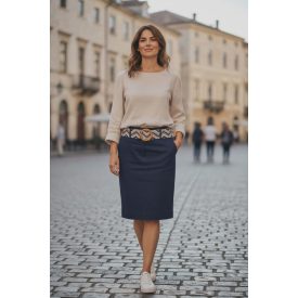 Sötétkék színű, sztreccs szoknya, hozzá illő övvel