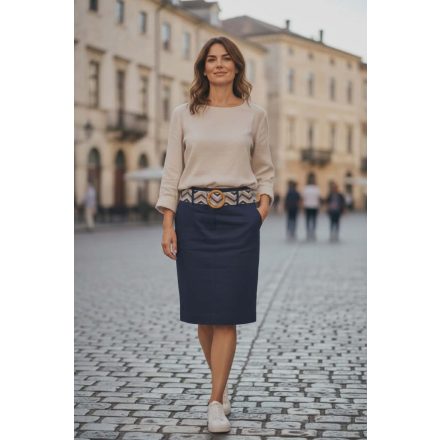 Sötétkék színű, sztreccs szoknya, hozzá illő övvel