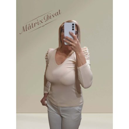 Bézs színben, buggyos, húzott ujjú