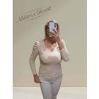 Bézs színben, buggyos, húzott ujjú